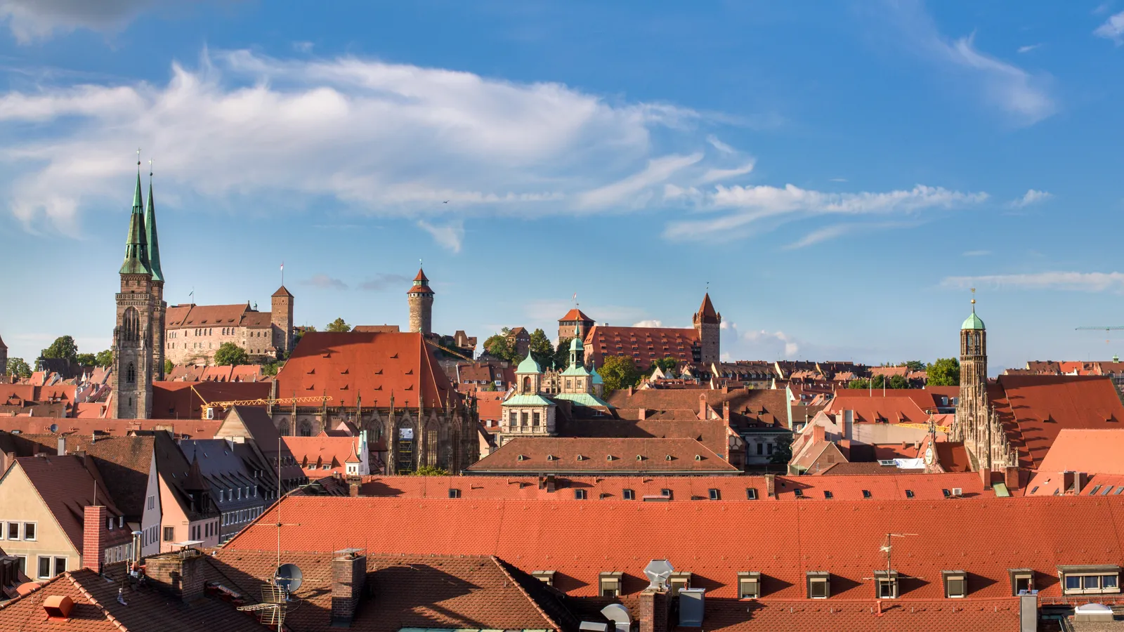 Blick über die Dächer der Nürnberger Altstadt zur Kaiserburg